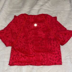 selling red LULULEMON swiftly tech! ❤️
